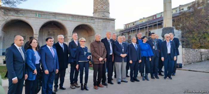  Teilnehmer des Globalen Baku Forums besuchen die Yuhari Govhar Aga Moschee in Schuscha 