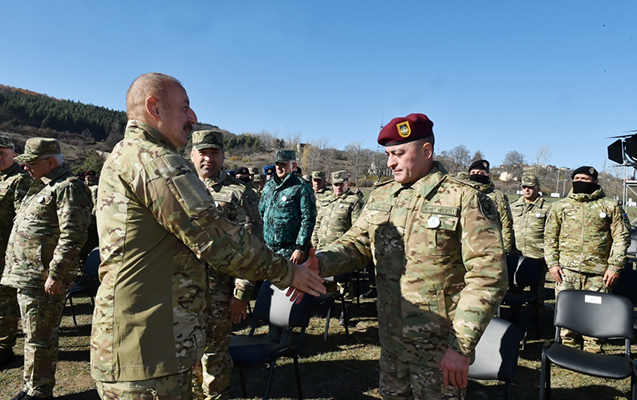  Ilham Aliyev rencontre les généraux à Choucha -  PHOTOS  