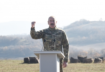   رئيس أذربيجان القائد الاعلى إلهام علييف يلقي كلمة أمام مجموعة من الجنود في شوشا المحررة   