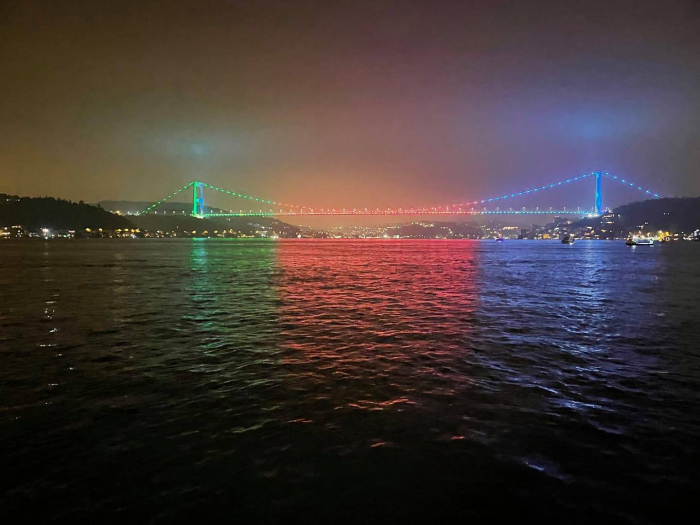 El puente Fatih Sultan Mehmet con los colores de la bandera de Azerbaiyán -  FOTOS 