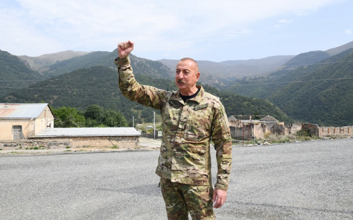  Ilham Aliyev spricht das Militär in Schuscha an 