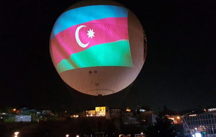   Flagge von Aserbaidschan und die Khari bulbul am Himmel von Tiflis   - FOTO    