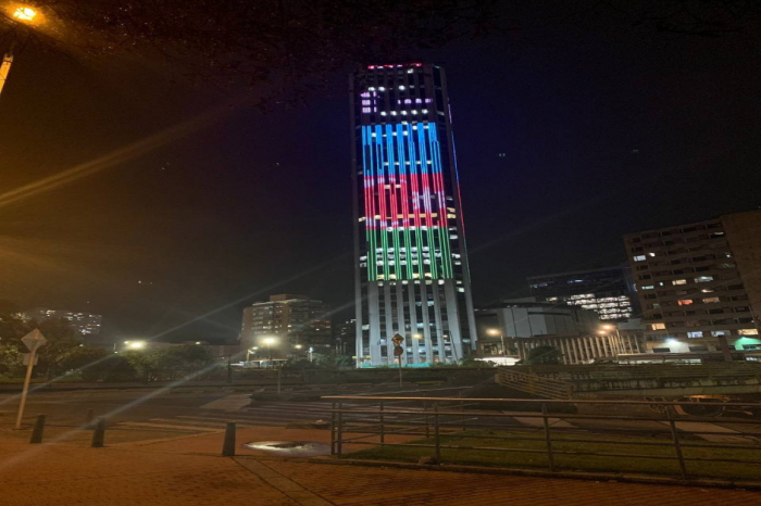   Ikonisches Gebäude der kolumbianischen Hauptstadt, beleuchtet in den Farben der aserbaidschanischen Flagge  