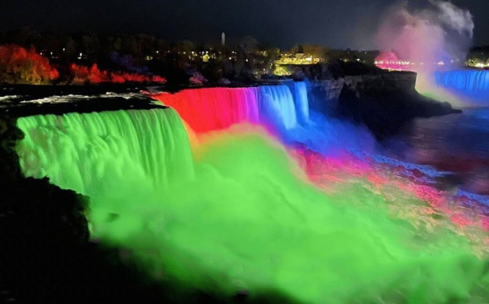 Die Niagarafälle erstrahlen in den Farben der aserbaidschanischen Flagge