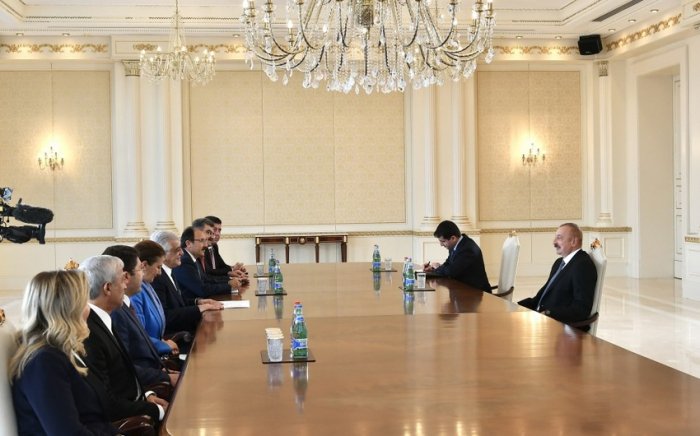   El presidente recibe a Shamil Ayrim  
