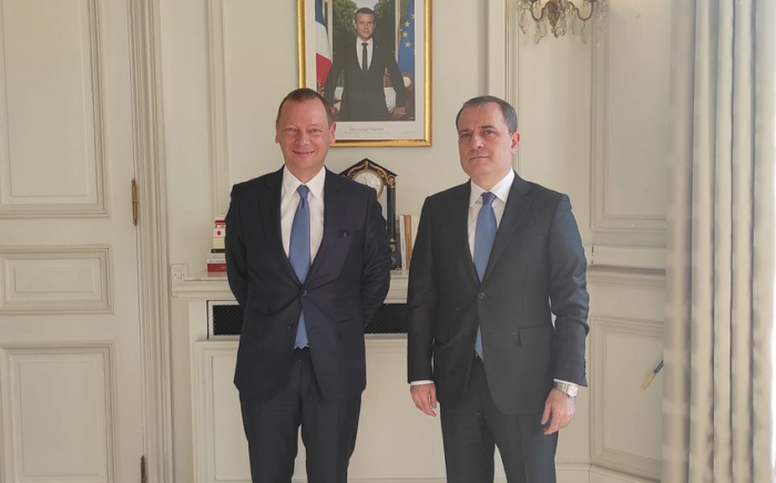   Aserbaidschanischer Außenminister trifft sich mit dem diplomatischen Berater des französischen Präsidenten  