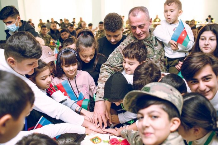    General Hikmət Mirzəyev şəhid övladları qarşısında kövrəldi -    FOTOLAR+ VİDEO    
     
