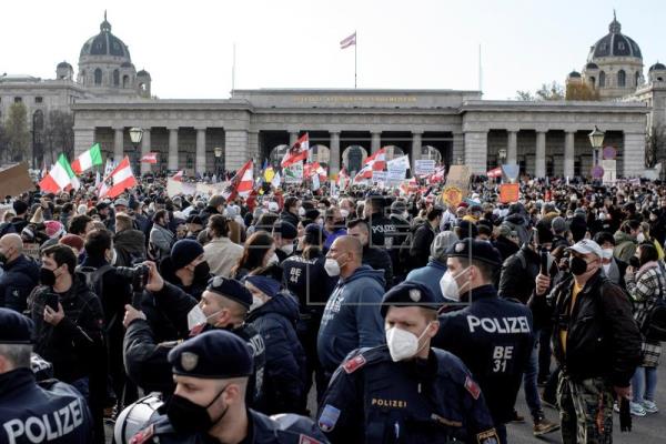 Multitudinaria protesta en Viena contra el confinamiento y la vacunación