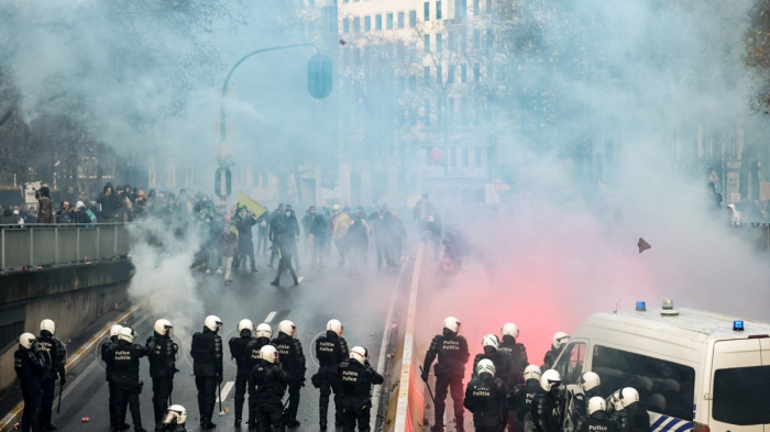  Covid: Water cannons and tear gas fired at protesters in Belgium -  NO COMMENT  