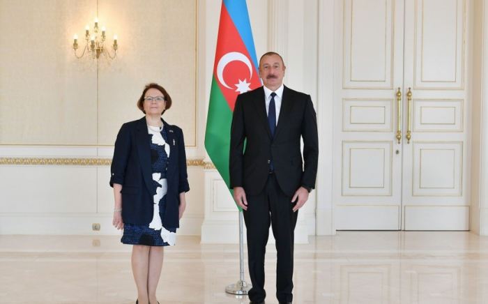   Ilham Aliyev recibe las credenciales de varios embajadores  