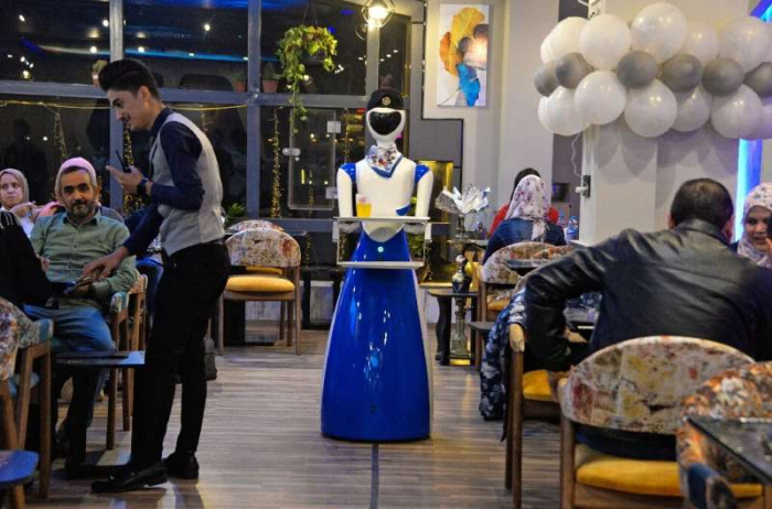  Robot waiters take Iraqis in Mosul into the future -  NO COMMENT  