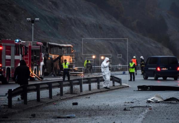 Al menos 45 muertos al incendiarse un autobús en una autopista en Bulgaria