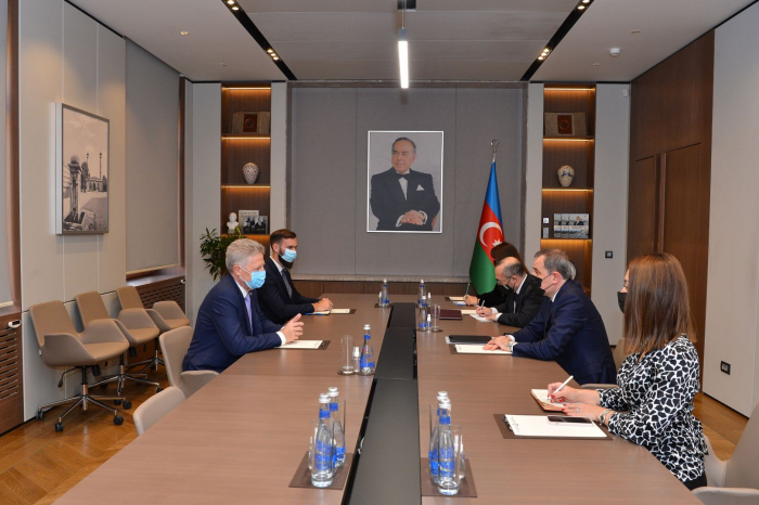 Aserbaidschanischer Außenminister empfängt argentinischen Botschafter