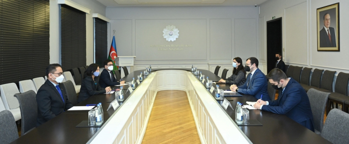   Aserbaidschans Bildungsminister trifft sich mit philippinischer Botschafterin  