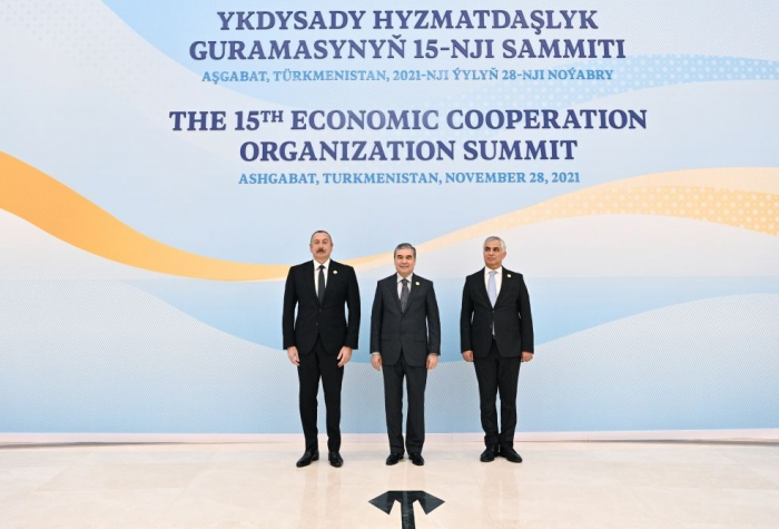   Le président Aliyev prononce un discours lors du 15e sommet de l