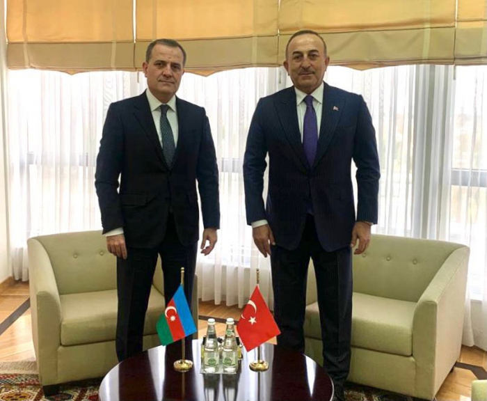 Se celebra una reunión entre Jeyhun Bayramov y Cavusoglu 