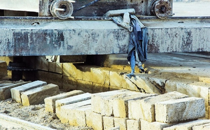 Maşinist daş kəsən mişarın arasında qalaraq ölüb