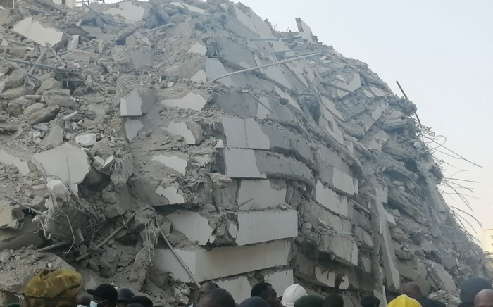 Nigeriyada 21 mərtəbəli bina uçub