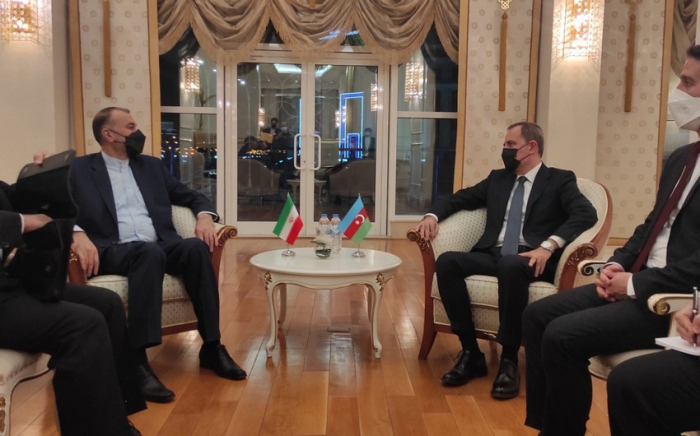  Le chef de la diplomatie azerbaidjanaise rencontre avec son homologue iranien 