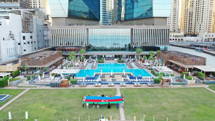 Cıdır düzündə dalğalandırılmış bayraq Dubayda