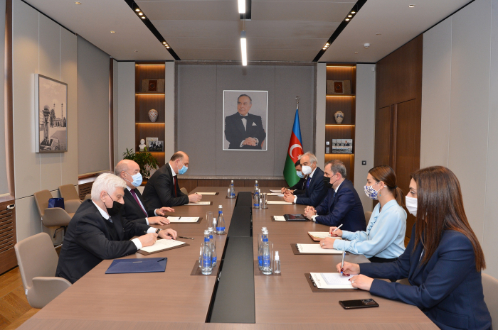  Le ministre azerbaïdjanais des Affaires étrangères rencontre un représentant spécial du président russe 