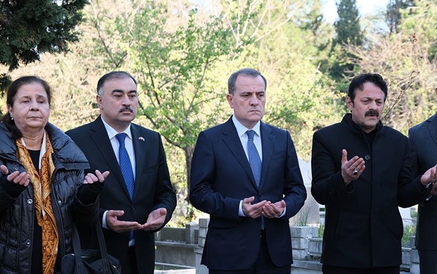 Ceyhun Bayramov Topçubaşovun nəvəsinin qəbrini ziyarət edib -    FOTOLAR