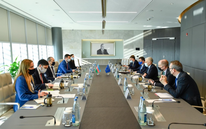 Azerbaiyán y la Comisión Europea estudian las relaciones con las instituciones financieras