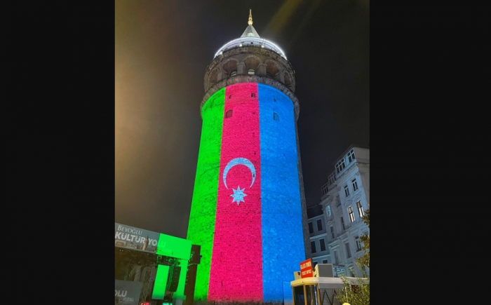 İstanbulun rəmzləri Azərbaycan bayrağının rənglərində -