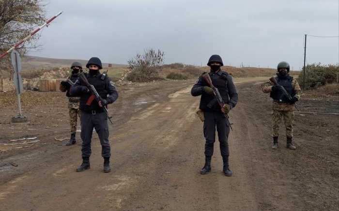 Nəzarət postlarında silahlı şəxslər saxlanılıb