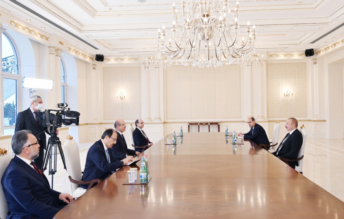   الرئيس إلهام علييف يلتقي رئيس مجلس التعليم العالي التركي -   صور     