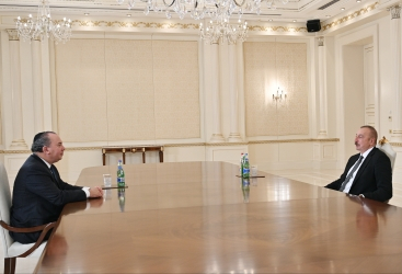   Ilham Aliyev trift mit dem Präsidenten der US-Stiftung für ethnische Verständigung  