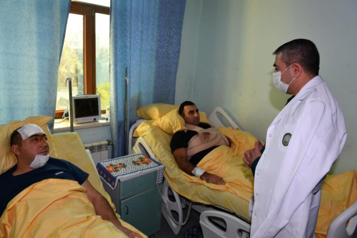   Azerbaijani SBS chief visits servicemen injured in recent helicopter crash                      