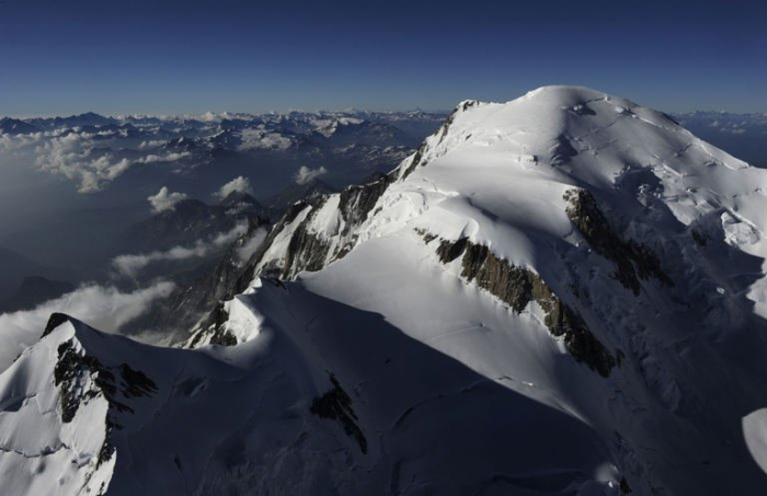 Le dan a un montañista las piedras preciosas que encontró en un glaciar francés 50 años después de un accidente aéreo en los Alpes