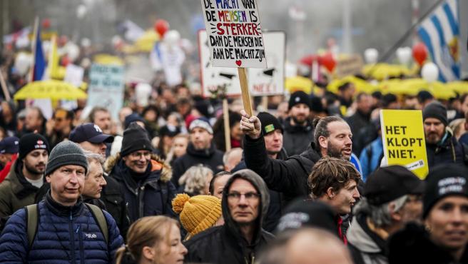 Un grupo de manifestantes contra las medidas Covid atacan a varios periodistas en Berlín