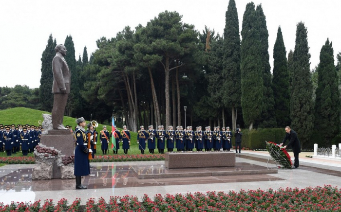  El presidente visitó la tumba de Heydar Aliyev 