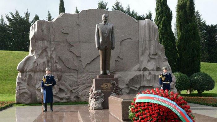 President Ilham Aliyev and his family members visit grave of national leader Heydar Aliyev