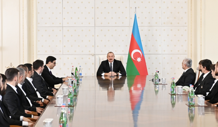  الرئيس إلهام علييف يلتقي أعضاء نادي "كاراباخ" لكرة القدم - صور 