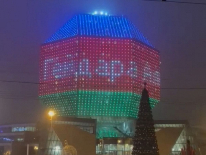 Nationalbibliothek von Weißrussland in den Farben der aserbaidschanischen Flagge beleuchtet