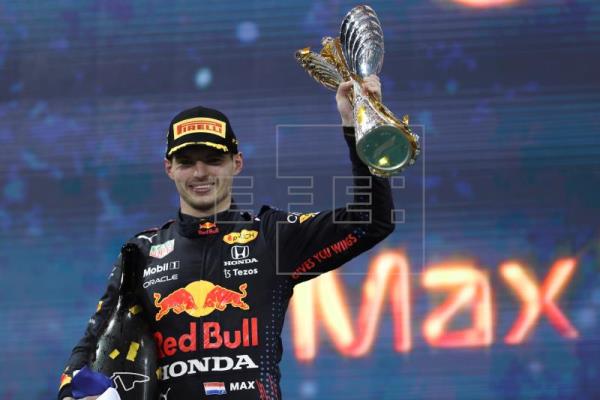 Verstappen gana el Mundial más emocionante en la última vuelta del campeonato