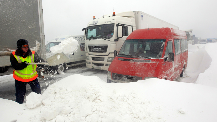  Stormy weather topples down trees and causes accidents and traffic jams in Hungary -  NO COMMENT  