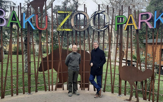   Embajador británico en el zoológico de Bakú   