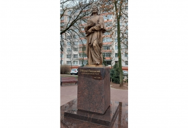 نصب تمثال الشاعر الاذربيجاني نظامي كنجوي في منسك