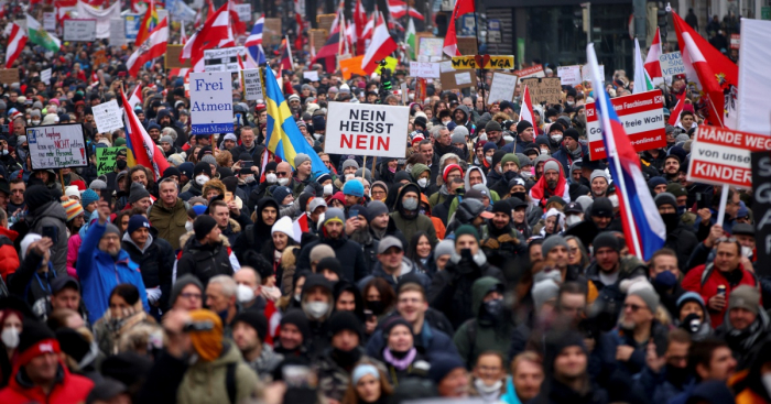  Thousands march through Vienna against COVID-19 restrictions -  NO COMMENT  