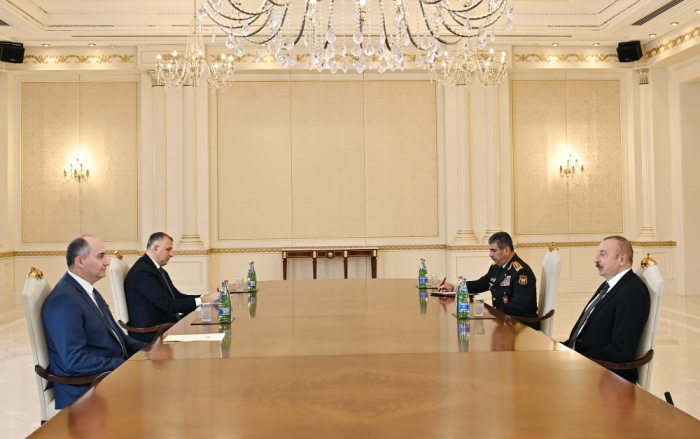  El presidente Ilham Aliyev recibe al ministro de Defensa de Georgia 