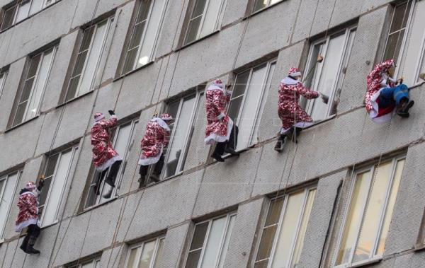  Santa visits Moscow children