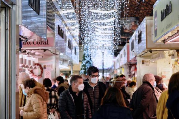 España comienza la Navidad con mascarilla en exteriores y récord de contagios