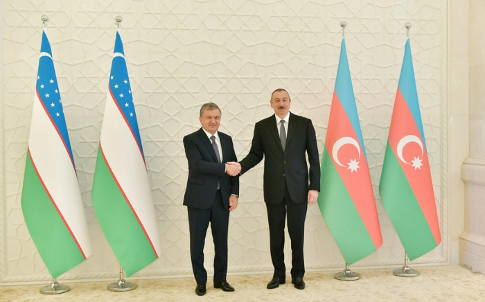   Shavkat Mirziyoyev llama por teléfono al presidente Ilham Aliyev  