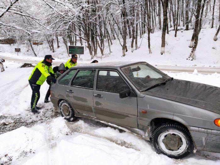 Yol polisləri qarlı havada sürücülərə kömək etdi -    FOTO   