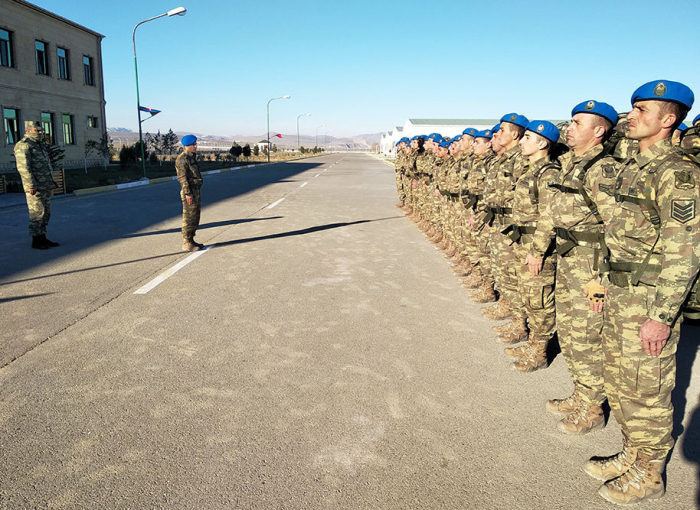  Des militaires azerbaïdjanais rentrent chez eux après avoir terminé des cours de commando en Turquie 