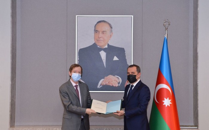   Aserbaidschanischer Außenminister empfängt neuen algerischen Botschafter  